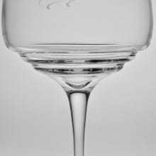 Rotweinglas mit Gravur Detail terassenboden