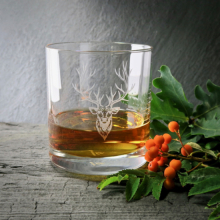 Whiskyglas mit Hirsch-Motiv graviert